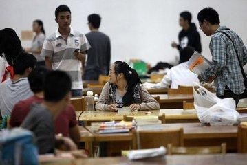 在学校混日子的大学生注意:再混日子,本科变专