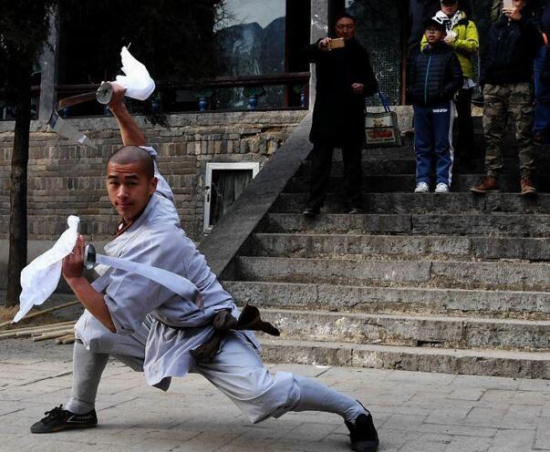 少林寺武僧习武画面曝光 石板踩出深坑 少林寺武僧习武画面曝光 石板踩出深坑