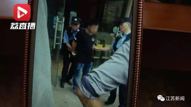 据悉,嫌疑人杨某25岁,其妻蒙某24岁,二人均来自贵州。死亡的男子刘某31岁,江苏淮安人。据杨某交代,其妻与刘某曾有不正当关系,被他发现并阻止过,但没想到妻子与刘某还有联系,当天还在一起吃饭。为此,他气恼至极,从包中掏出水果刀,对刘某连刺十几刀,导致刘某当场身亡。
目前,警方正在对此案进一步调查。