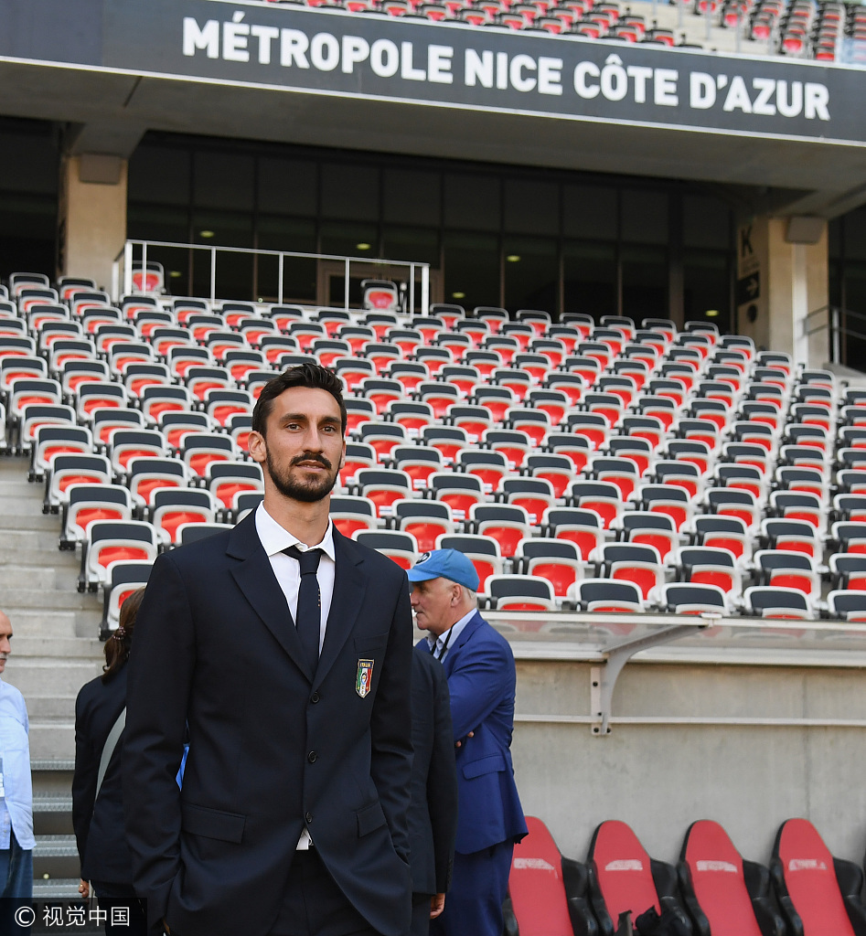 意大利男模队来袭!布冯红框墨镜骚气抢镜