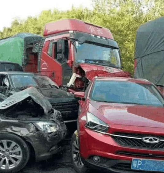 广东高速突发车祸,一辆瑞虎7被前后夹击,车主