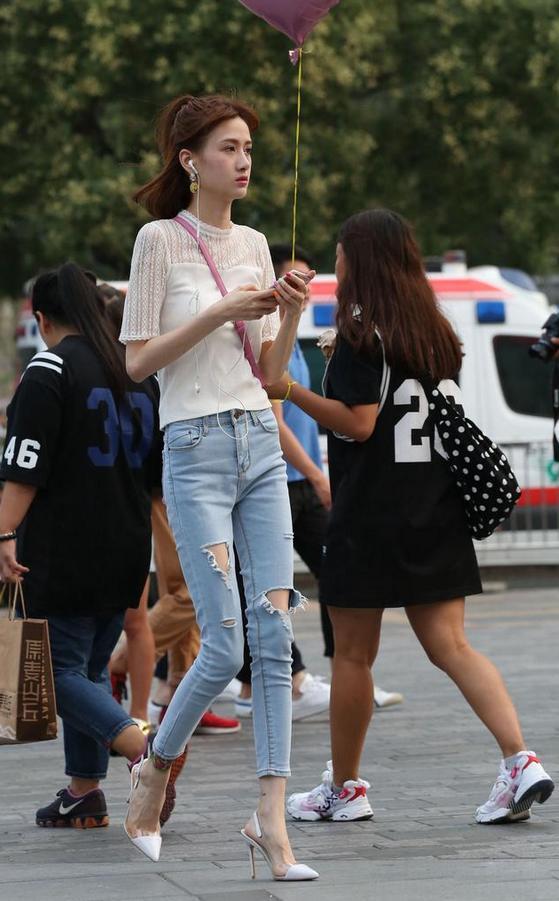 高跟鞋美拍:透明白色拼接高跟鞋,穿上使足弓和