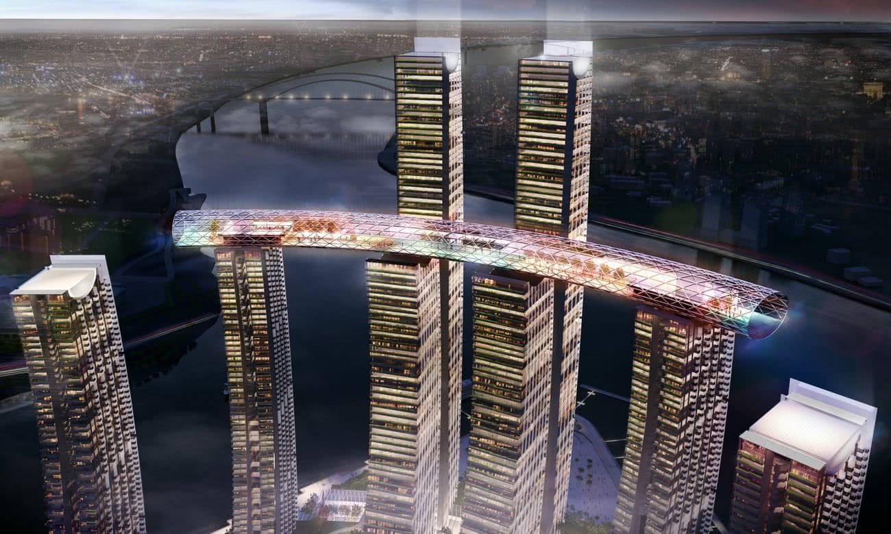 据香港《南华早报》报道，重庆朝天门这“躺”着一幢总长300米、宽30米、高约22.5米的摩天大楼，横跨于4座60层楼250米高的塔楼顶部，被称作世界上最高的“空中桥梁”之一。在8幢拔地而起的摩天大楼群中，作为最后一栋大楼的盖顶，这幢水晶连廊成为了整个建筑群的点睛之笔。整个建筑群由国际知名建筑大师 Moshe Safdie 担纲设计。