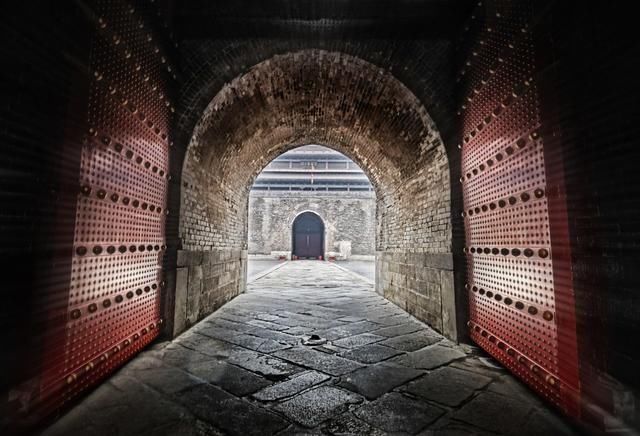 你知道为什么古代的城门要往里开吗?