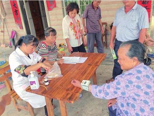 【治国理政新实践·江苏篇】“一户一策” 健康守护:制定个性化服务包,家庭医生上门服务 【治国理政新实践·江苏篇】“一户一策” 健康守护:制定个性化服务包,家庭医生上门服务