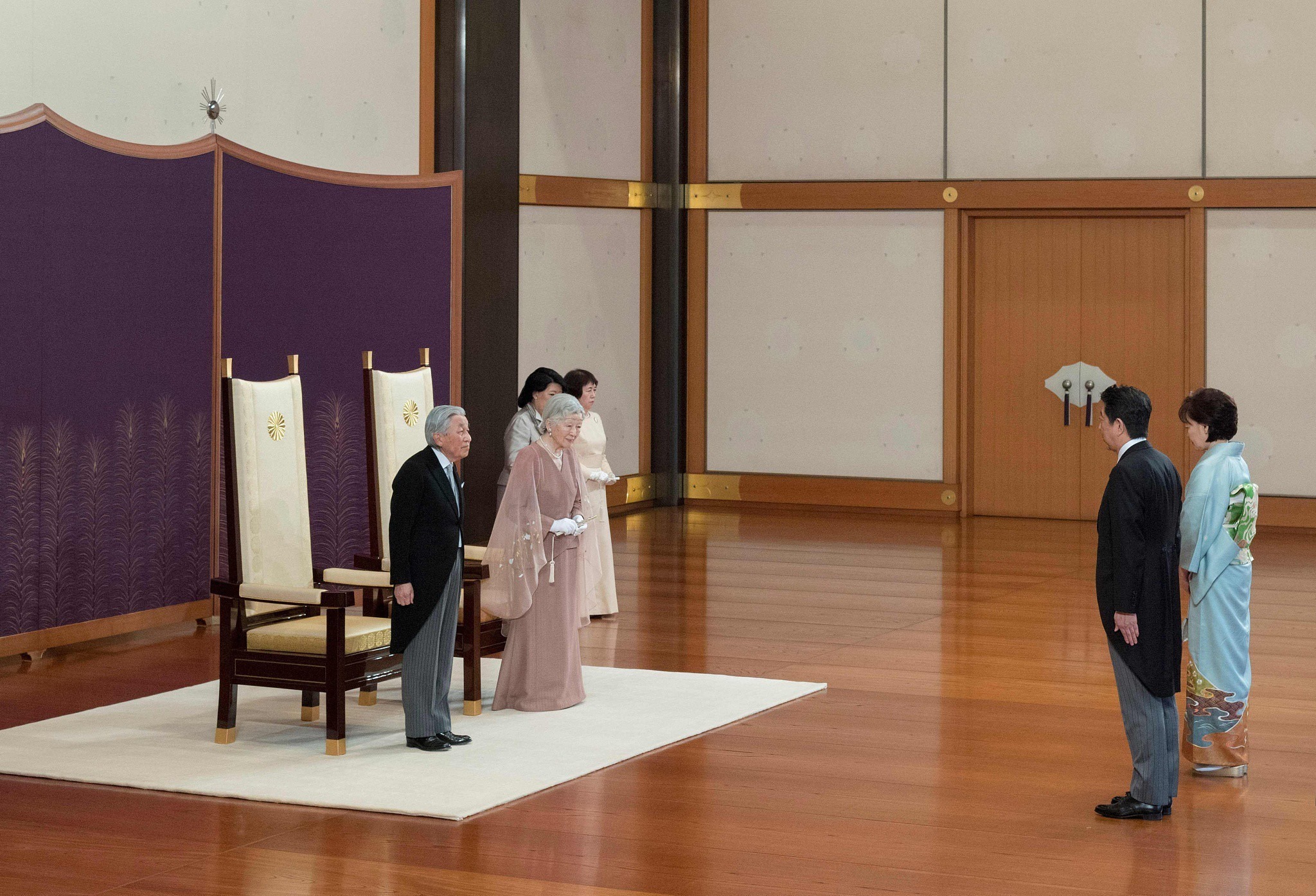 当地时间2019年4月10日,日本首相安倍晋三夫妇抵达皇宫,庆祝明仁天皇和美智子皇后结婚60周年。
