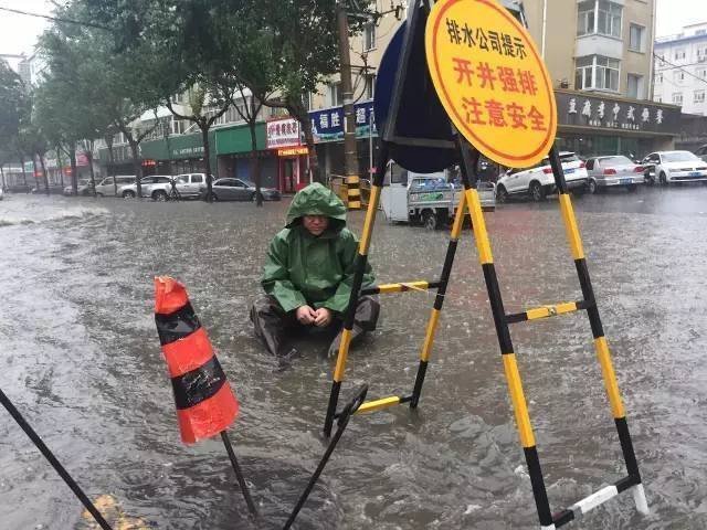 暴雨中的10個感動瞬間:大雨和清潔工的孩子