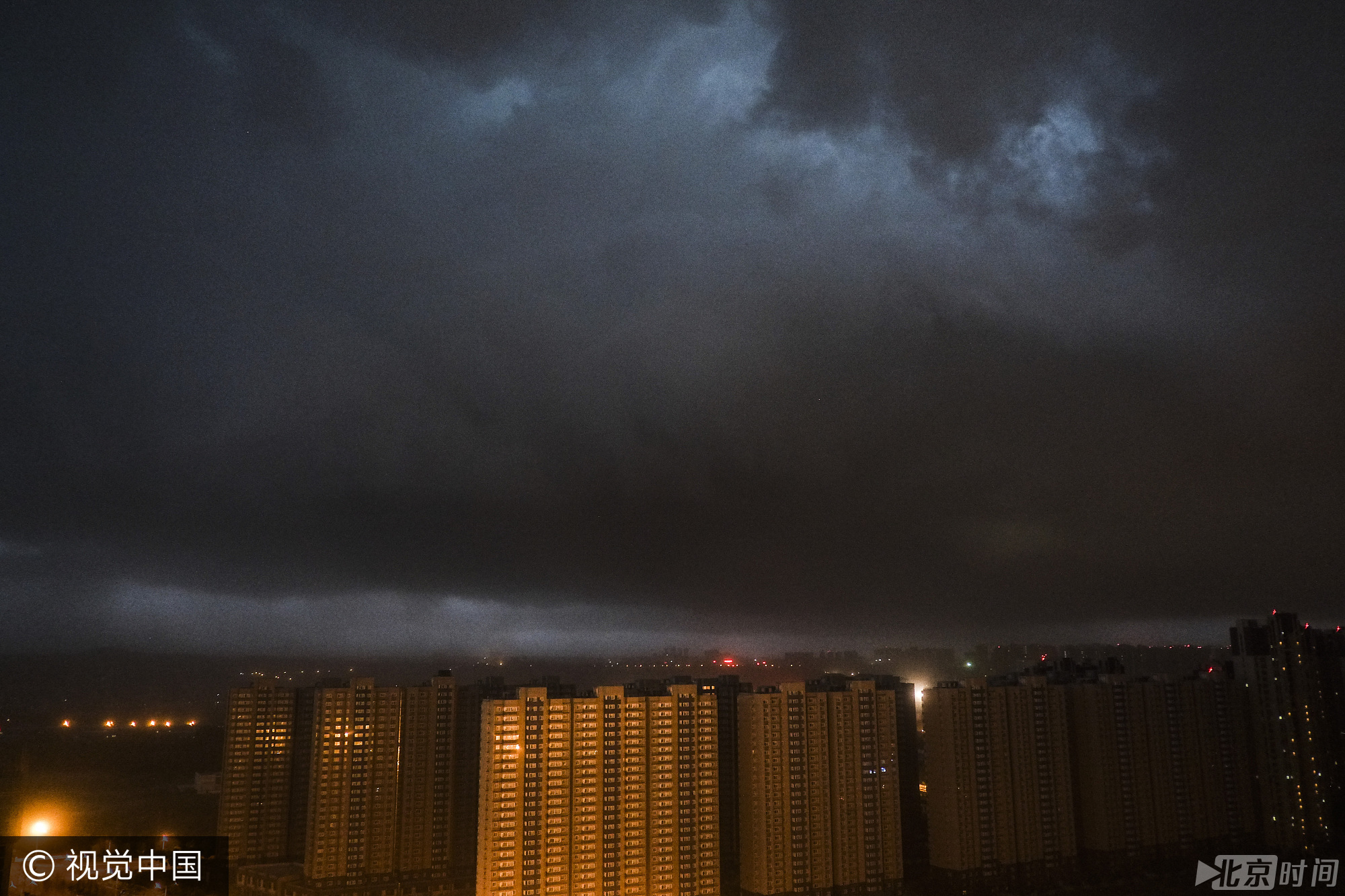 西安降大雨 黑云压城如"魔幻大片"