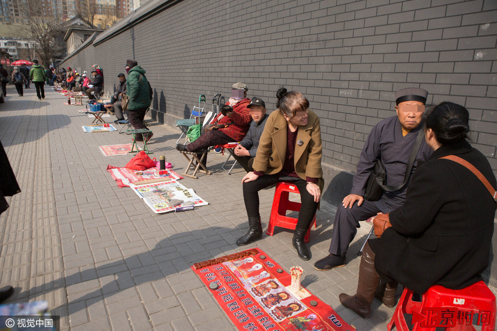 长春现算命一条街 各路"大仙"摆摊生意旺