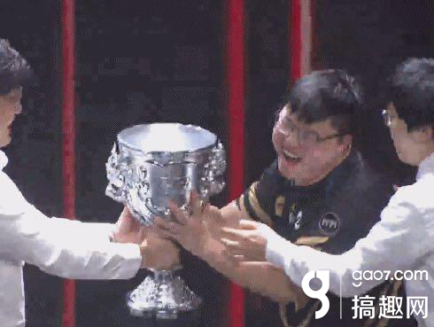 Uzi励志故事感动中国电竞圈 天价续约虎牙实至