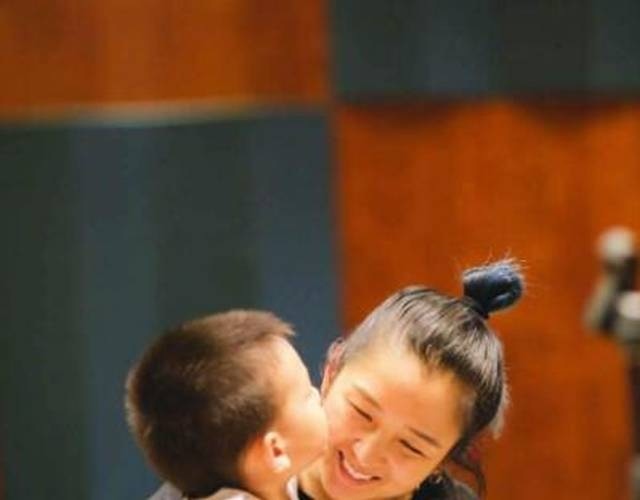 何洁带着儿子彩排!七宝依偎在妈妈身上画面超温馨