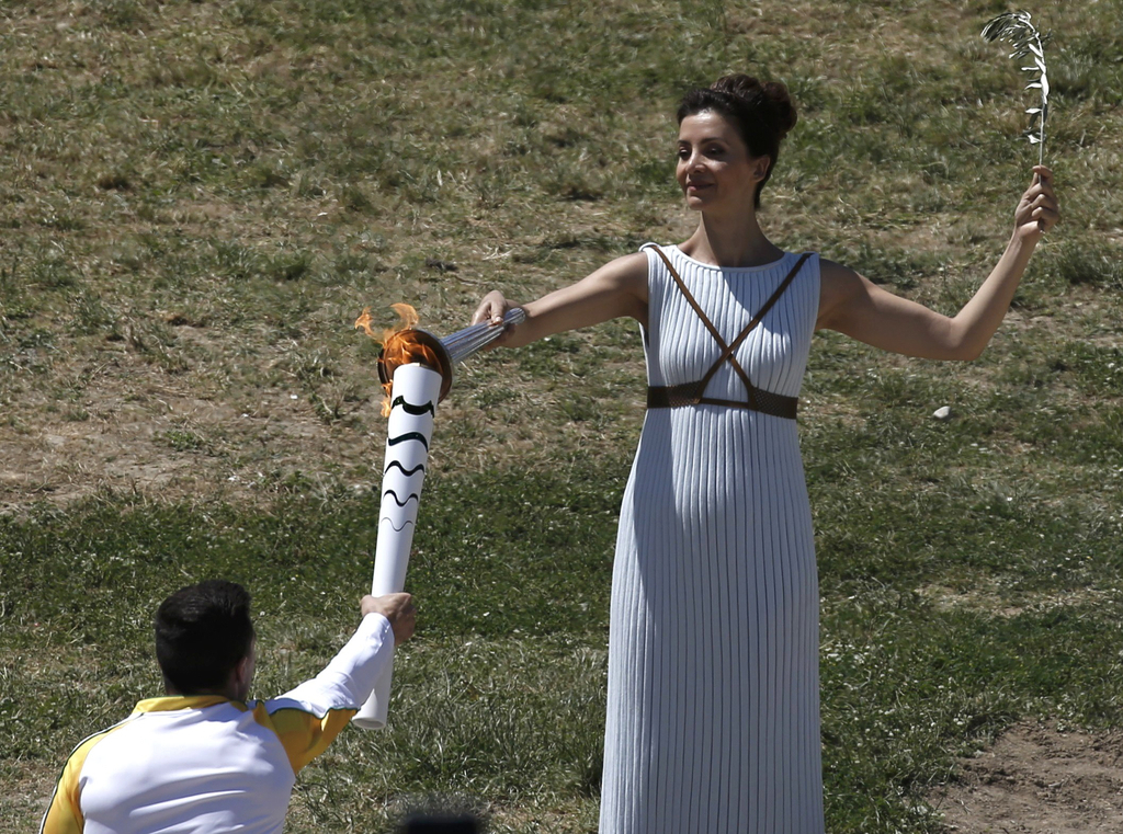 组图-奥运圣火采集成功 火炬传递正式开始