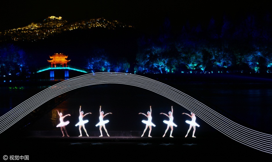 张艺谋说，在《天鹅湖》看到全息影像和真人表演的“天人合一”，“在西湖上跳天鹅湖还是很有特点的，这也许是《天鹅湖》这个剧目创建以来第一次在湖上跳。”