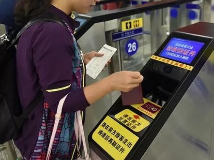 出入关走自主通道的注意了!你这个举动很可能