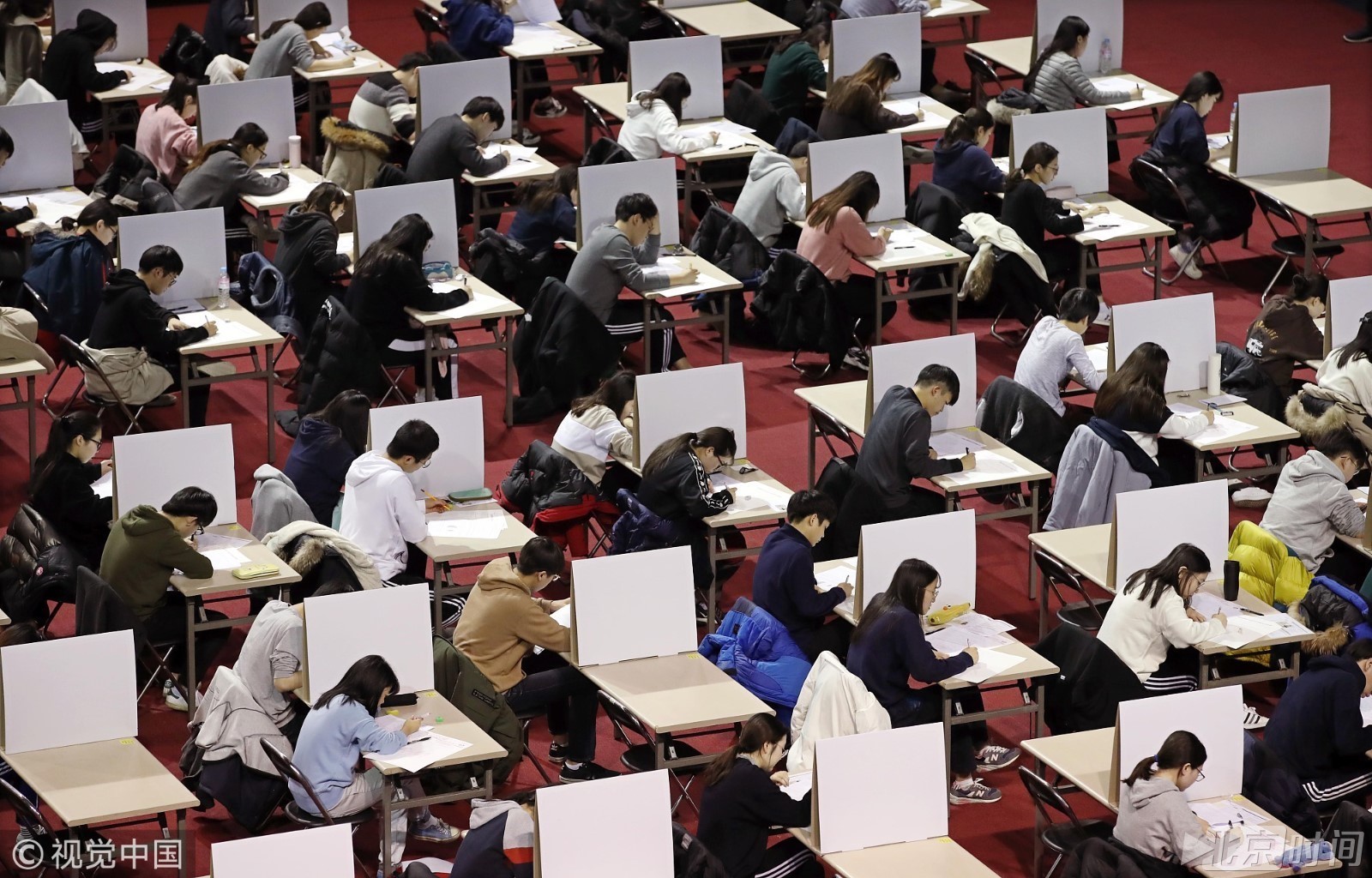 实拍韩国高考现场 为防作弊竖起白板