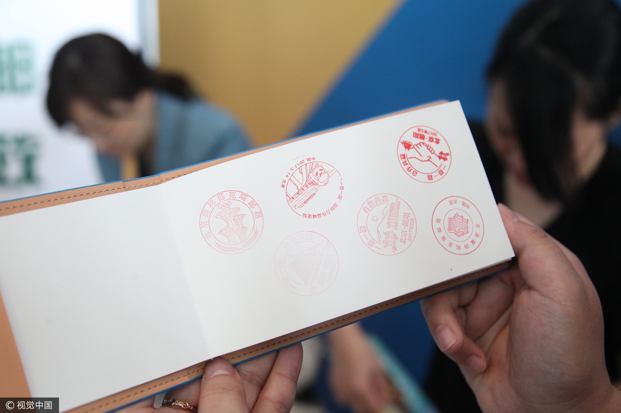 2017年5月14日上午,北京,“一带一路”国际合作高峰论坛开幕。参加“一带一路”国际合作高峰论坛嘉宾在本上盖纪念章留念。