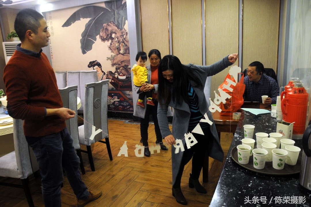 亲人们让孩子抓周 孩子两次都抓包子