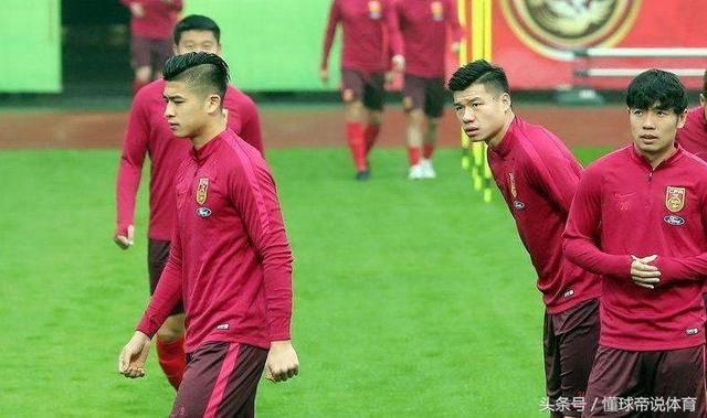 国足队员年薪过高,足协即将颁布降薪令,白斩鸡