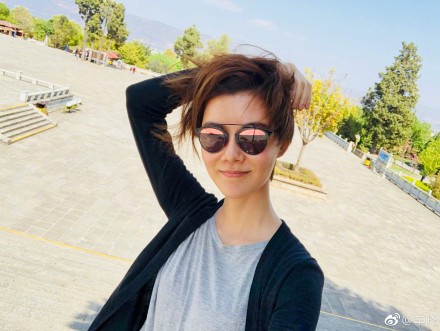 明星五一晒行程安排!Ella全家巴黎出游 范冰冰