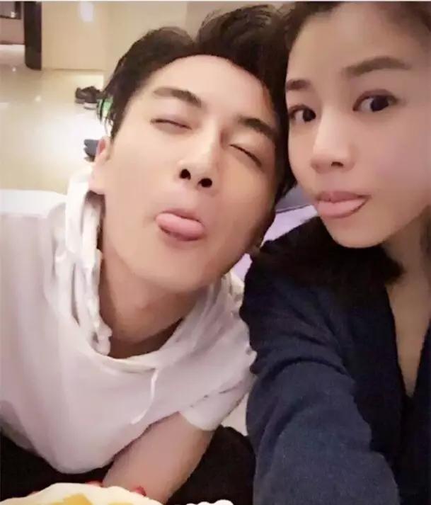 陈晓和陈妍希搂搂抱抱牵手耳语的霸道总裁小娇妻日常,哪像一对姐弟恋