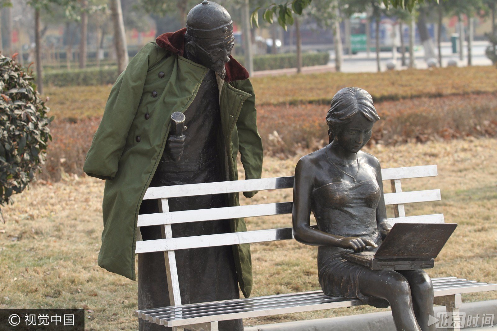 路边的野花你不要采 图看搞怪达人“调戏”雕像技能满点 路边的野花你不要采 图看搞怪达人“调戏”雕像技能满点