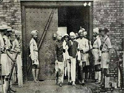 为反抗殖民统治,他曾投向日本人怀抱,二战后被