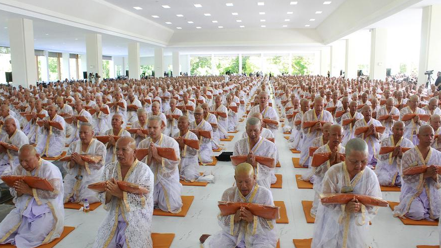 当地时间2017年10月19日，泰国佛统府，990名泰国僧人被任命为已故泰王普密蓬火化仪式的布施祈福。普密蓬的公开火化典礼将于本月26日举行。