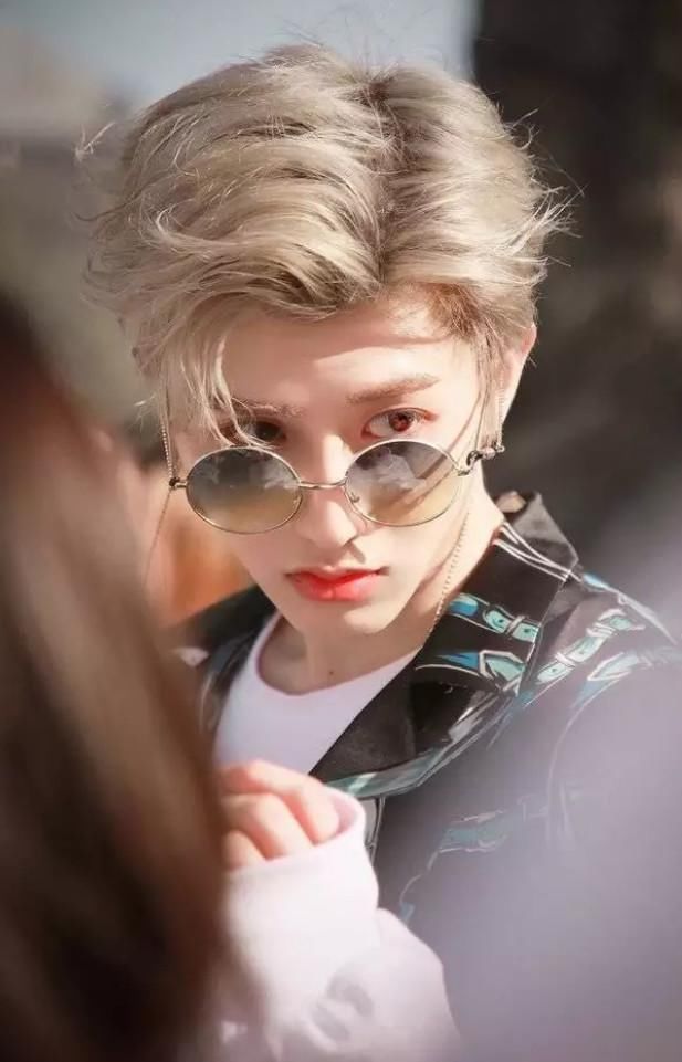 蔡徐坤撞衫王俊凯引发百分之九男团被热议,网