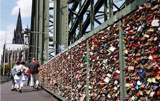 科隆爱情桥 挂着16万把锁 科隆爱情桥 挂着16万把锁
