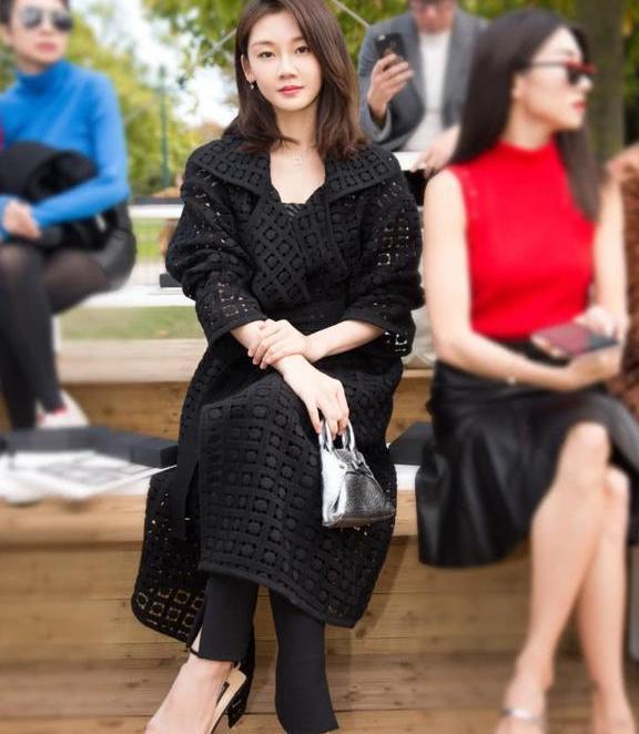 苗苗真是不容易,高跟鞋仅靠5颗小黑珠做鞋带,