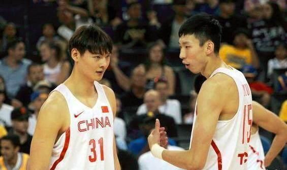 亚运会男篮大合照:周琦和王哲林站在一起,差距
