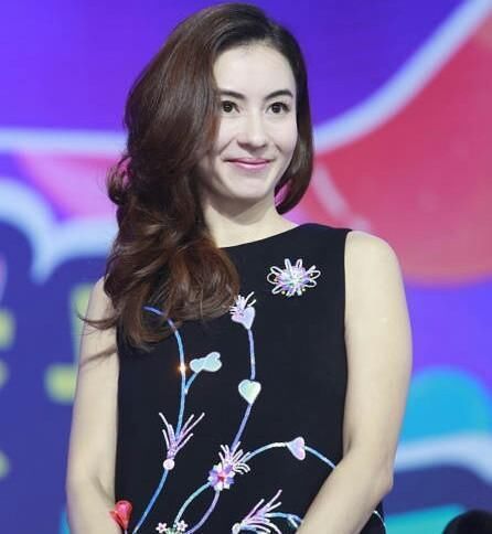 遇见爱情的张柏芝胖了不少,仿佛回到了十九年