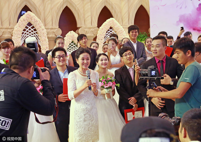 离开《非诚勿扰》后忙啥?黄菡主持集体婚礼