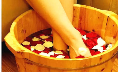 用什么泡脚可以治疗失眠 t01ba2c3c43444421fc.jpg?size=500x303