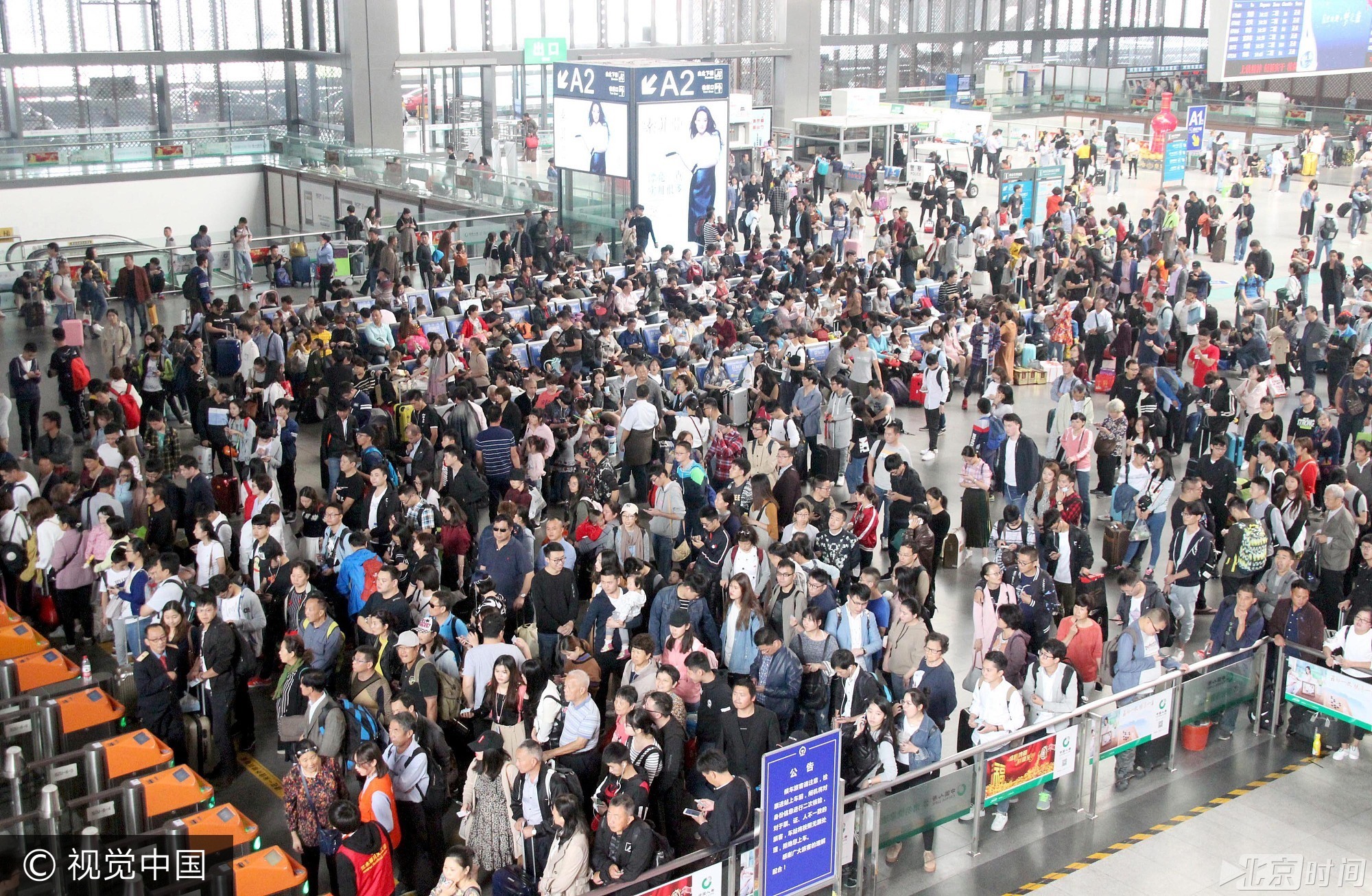 2017年10月7日，旅客在苏州火车站候车大厅等候乘车。