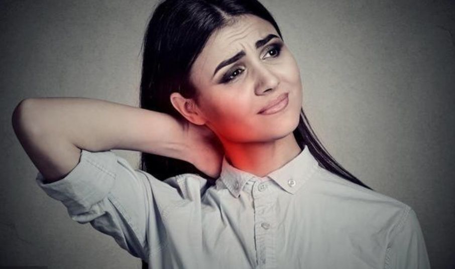 颈椎病压迫神经,头晕手麻,老军医来支招,三招见