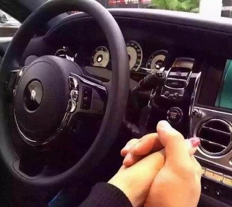 开车时男女握手图片图片