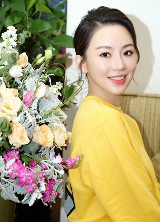 "九球天后"潘晓婷的一组美图,引领卫衣时尚,展现标志性微笑