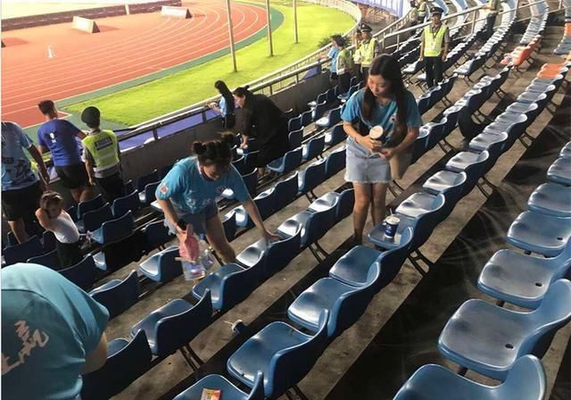 大奎拥抱众将后,这一抱太绝了!大连球迷山城惊