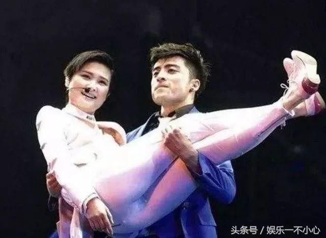 明星也尴尬,吴亦凡想钻墙角,热巴尴尬的不忍直