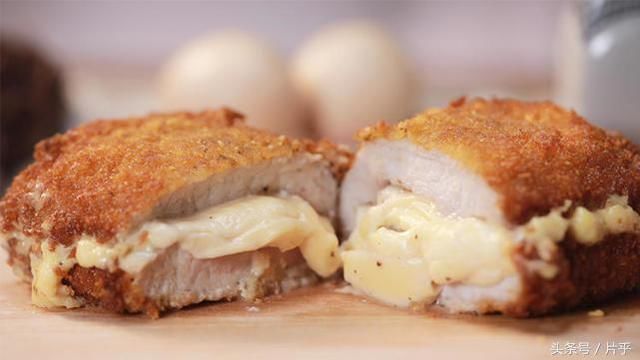这样做出来的芝士猪排能爆浆!做法超简单!