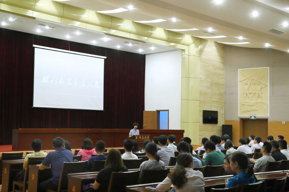 一口饭,做军粮;一块布,做军装;最后一个儿子送战场…在纪念馆报告厅,代表团观看了红色主题专题片。大众网记者 王长坤 摄