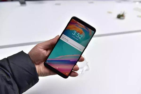 女生买荣耀V10还是一加5T? 荣耀V10和一加5