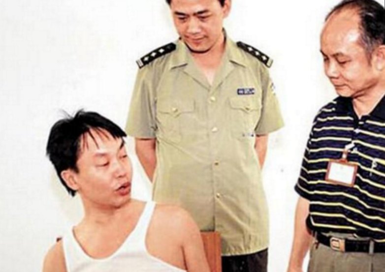 曾绑架香港首富李嘉诚长子,被枪决后,老婆卷亿