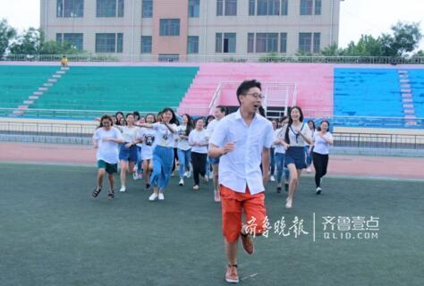 1男39女毕业照走红！男生:像是进了