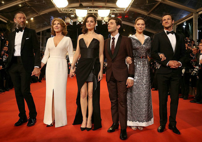 《只是世界尽头》戛纳首映 女星肩带滑落引无数菲林