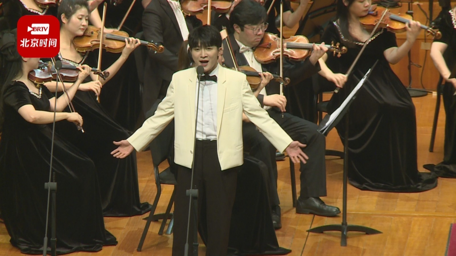 震撼!超感动!周深现场完整版《灯火里的中国》 震撼!超感动!周深现场完整版《灯火里的中国》