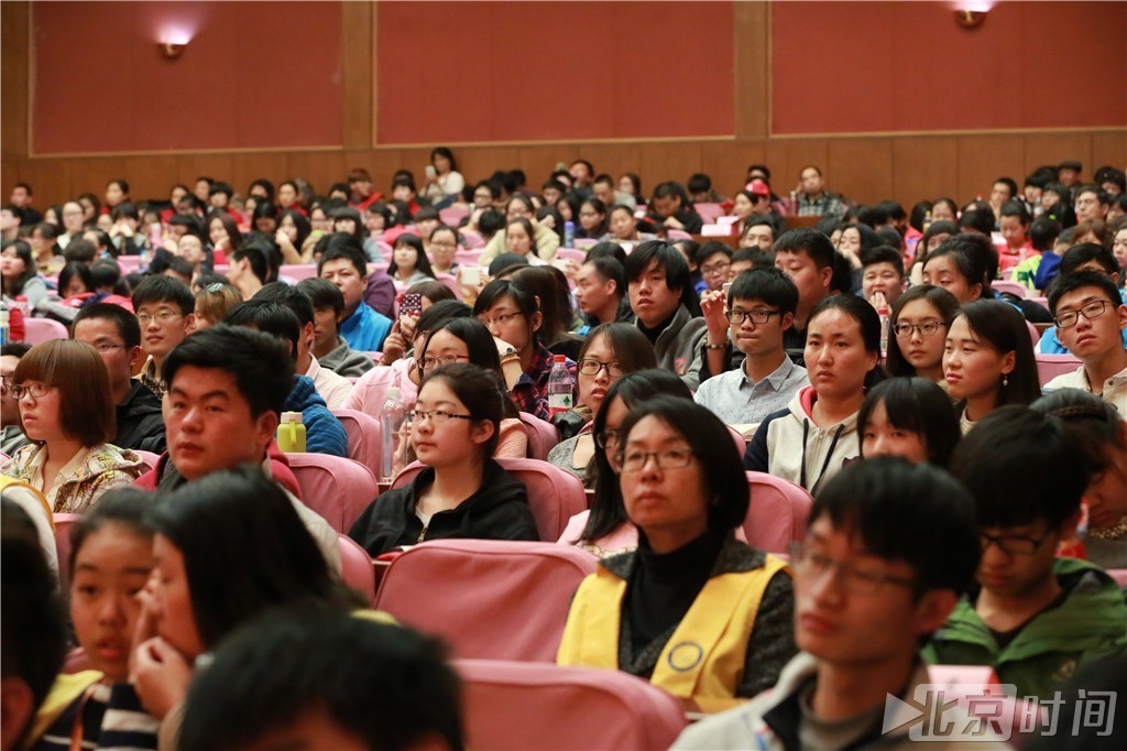 “梦的绽放”第三届寻找北京最美慈善义工颁奖大会活动现场。