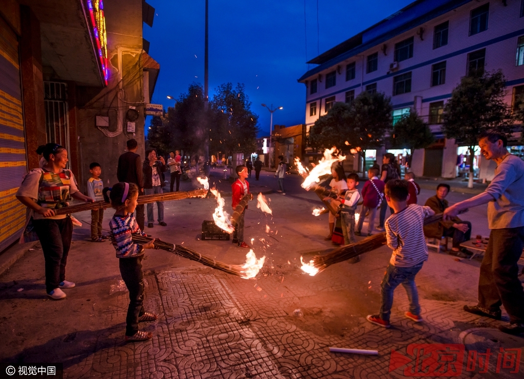 晚上，亲朋好友围坐在一起品尝美味，喝酒唱歌，酒足饭饱，大人孩子相聚村头、街边，点起火把尽情玩耍。