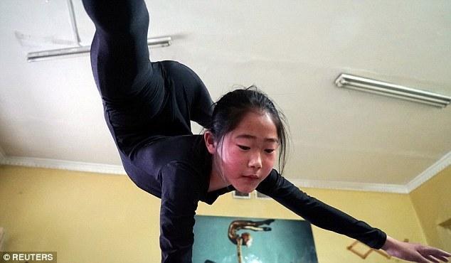 女孩梦想有一天能进入太阳马戏团，参加世界巡回演出。